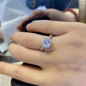 925 Elegant Silver Mojssanite Ring Sz 6.5